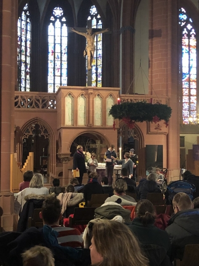 Johann-Peter-Schäfer-Schüler besuchen den Adventsgottesdienst
